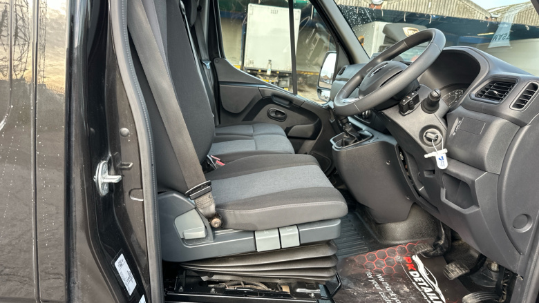 Renault Master Mwb Diesel Fwd MM35 Blue dCi 135 Advance Medium Roof Van